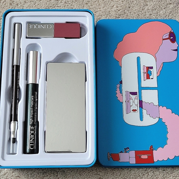 Clinique 4 pc Makeup set /New - Picture 3 of 12